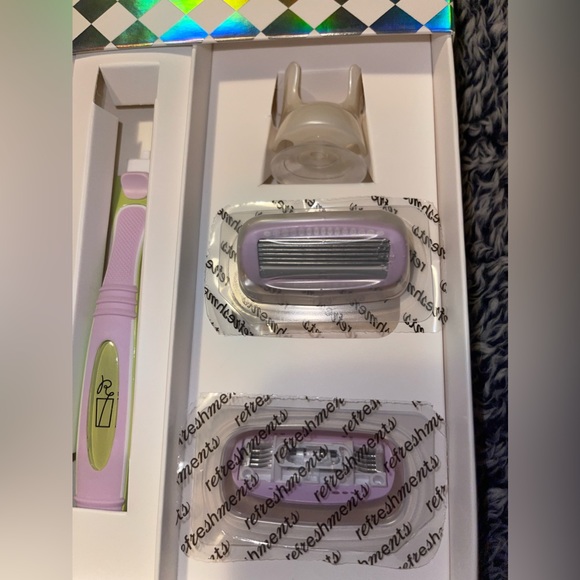 Ipsy refreshments razor LUXE 5-BLADE
RAZOR KIT • Built-in soothing strip - Picture 4 of 4